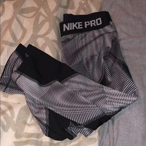 PATTERNED NIKE PRO ATHLETIC LEGGINGS